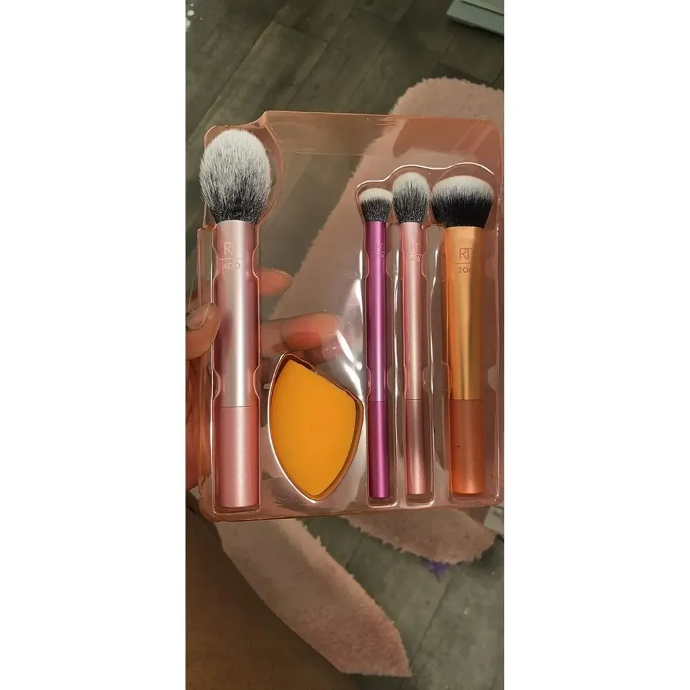 Real Techniques 5 Piece Makeup Brush Set Includes 4 Brushes & Makeup Sponge